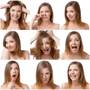 Frau zeigt 8 verschieden Emotionen
