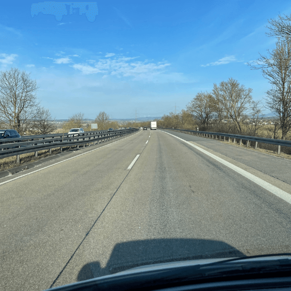 Blick durch eine Windschutzscheibe auf eine fast leere Autobahn in Deutschland