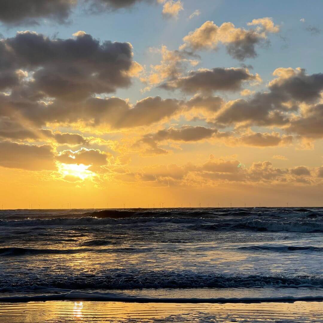 Ausschnitt Sonnenuntergangsbild in Egmond an Zee vonClaudia Kielmann