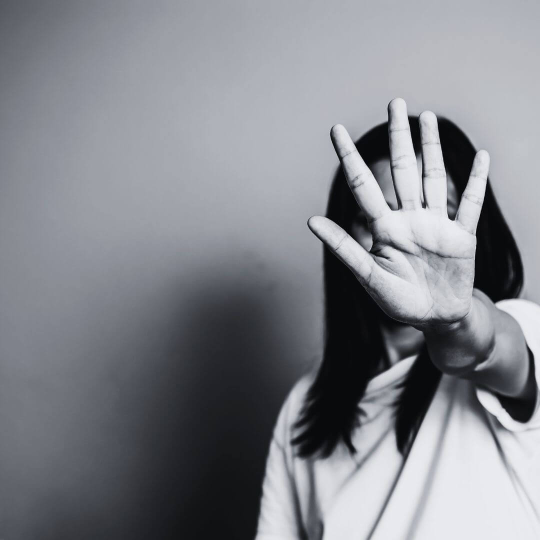 Stark nach Trennung häusliche Gewalt Frau Hand vor Gesicht