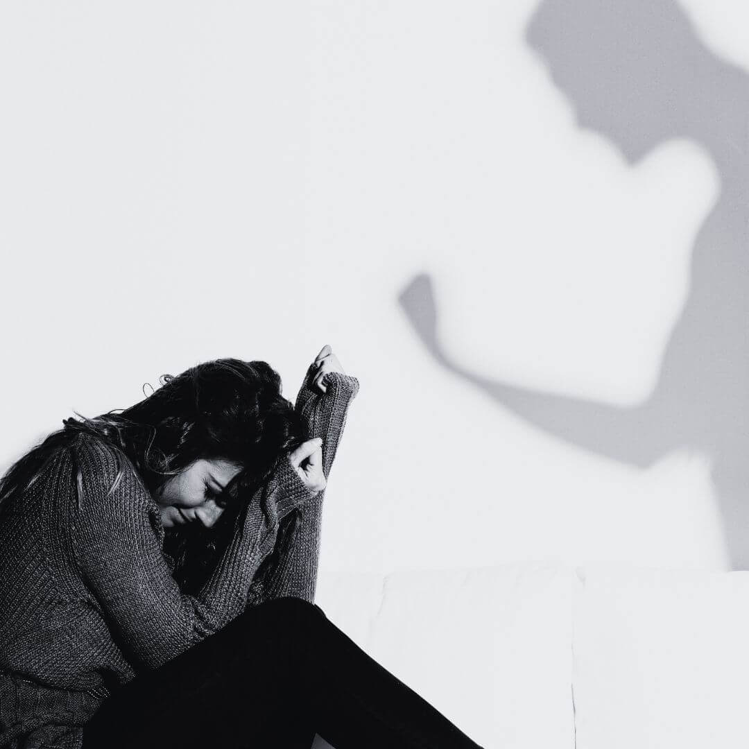 Stark nach Trennung häusliche Gewalt Frau am Boden Schatten Mann im Faust