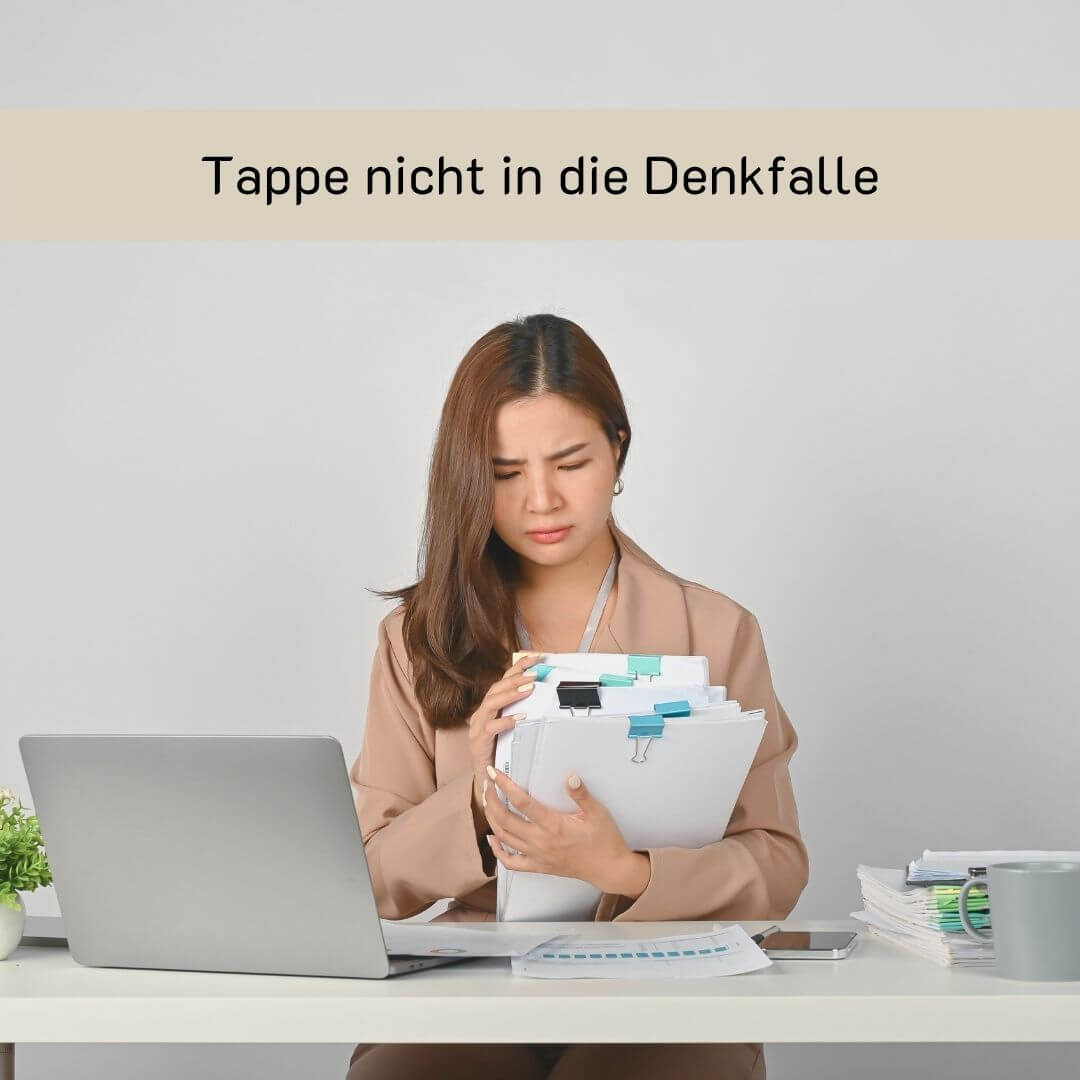 Frau sitzt traurig über Papieren Fehler bei Trennung Stark nach Trennung Claudia Kielmann