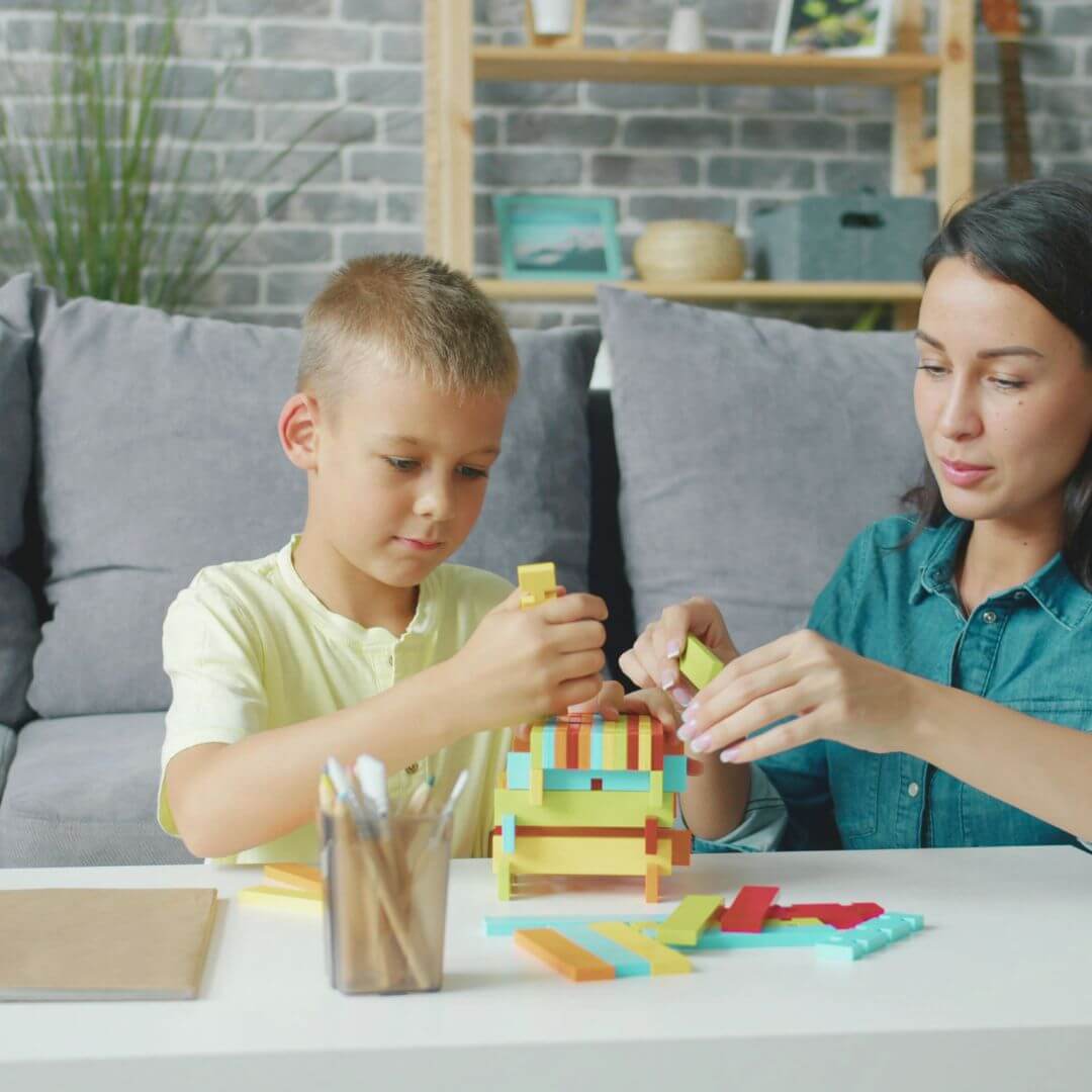 Mutter und Sohn spielen mit Lego Stark nach Trennung Claudia Kielmann