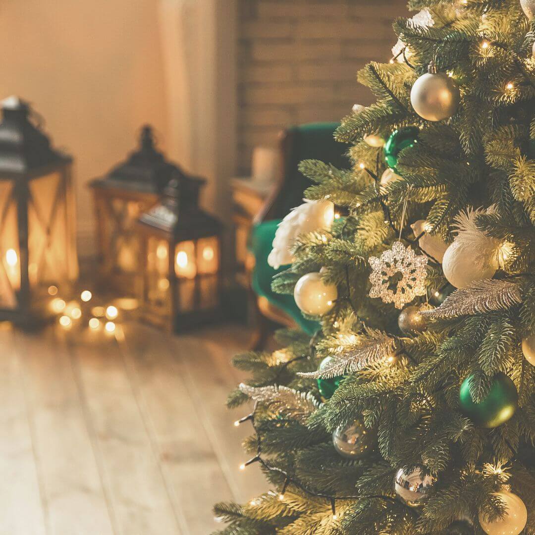 Weihnachtsbaum steht alleine im Zimmer wegen Trennung Claudia Kielmann Stark nach Trennung
